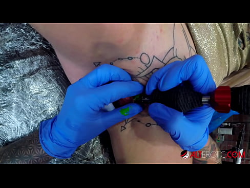 ❤️ Ekstremt tatoveret hottie Sully Savage fik en tatovering på sin klitoris ️ Skøn porno at da.hentaisea-com.ru ❌