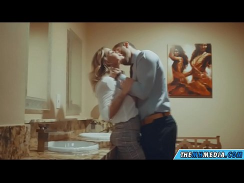 ❤️ Når en barmfagre blondine forfører dig på et offentligt toilet ️ Skøn porno at da.hentaisea-com.ru ❌